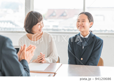 三者面談で褒められる親子と先生（中学生・高校生） 94120686