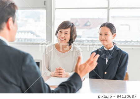 奨学金の説明を受ける親子（中学生・高校生） 94120687