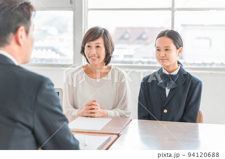 笑顔で三者面談を受ける親子と先生(中学生・高校生) 笑顔で三者面談を受ける親子と先生(中学生・高校生) 94120688