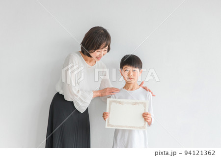 賞状を持つ男の子と女性(コンクール・合格・習い事) 賞状を持つ男の子と女性(コンクール・合格・習い事) 94121362