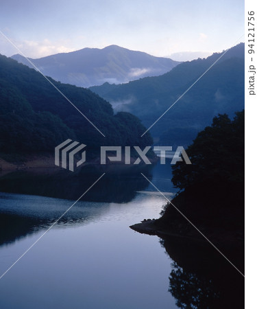 栃木の旅（旅の夕暮れ時、静かな湖。今夜はここで温泉に浸かって一泊。）日光市、五十里湖 94121756