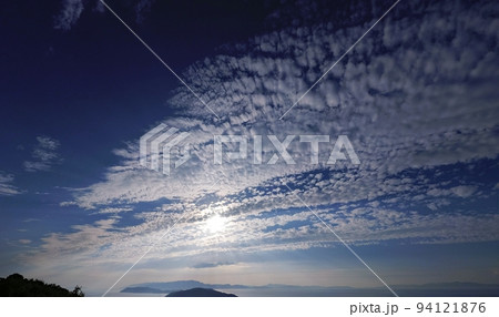 太陽に重なる鱗雲で光芒が現れた夕方の空・夏・超広角・空主体・220827pm 94121876