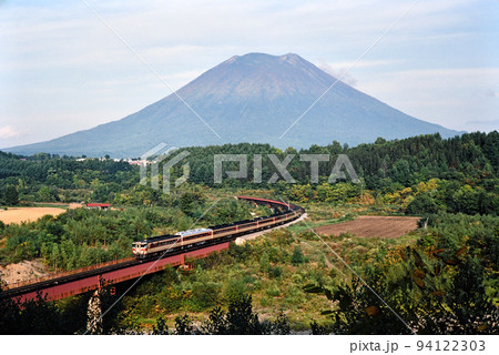 キハ82 羊蹄山バックの特急北海 94122303