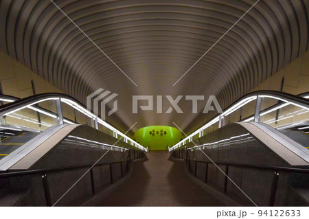 デザイン性に優れた下り階段 94122633