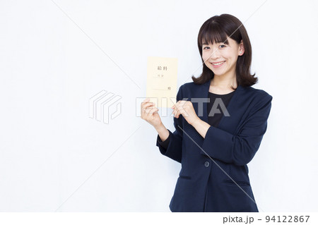 笑顔で給料袋を持つ30代のビジネスウーマン 笑顔で給料袋を持つ30代のビジネスウーマン 94122867
