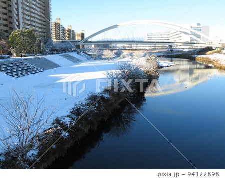 雪景色 鶴見川 鴨池大橋 雪景色 鶴見川 鴨池大橋 94122898