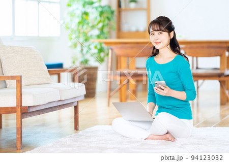 女性　リビング　スマホ　パソコン　ライフスタイル　カジュアル 94123032