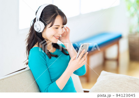 女性　リビング　スマホ　ヘッドホン　ライフスタイル　カジュアル　寝転ぶ 94123045