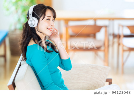 女性　リビング　ヘッドホン　音楽鑑賞　ライフスタイル　カジュアル　寝転ぶ 94123048