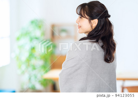 女性　リビング　ライフスタイル　カジュアル　冷え性 94123055