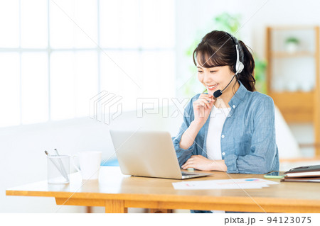 女性　パソコン　テレワーク　リビング　オンライン会議　ライフスタイル　カジュアル 94123075