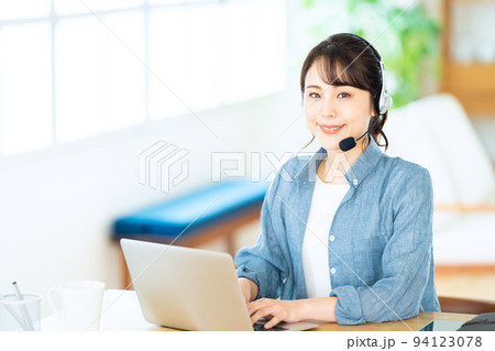 女性　パソコン　テレワーク　リビング　オンライン会議　ライフスタイル　カジュアル 94123078