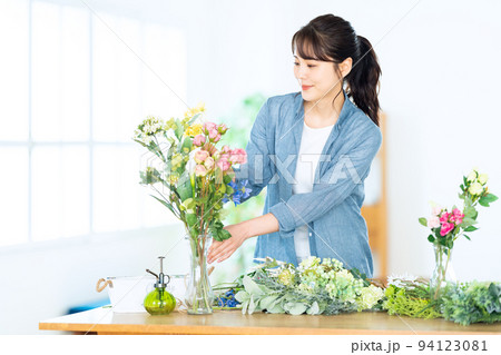 女性 フラワーアレンジメント リビング ライフスタイル カジュアル 女性 フラワーアレンジメント リビング ライフスタイル カジュアル 94123081