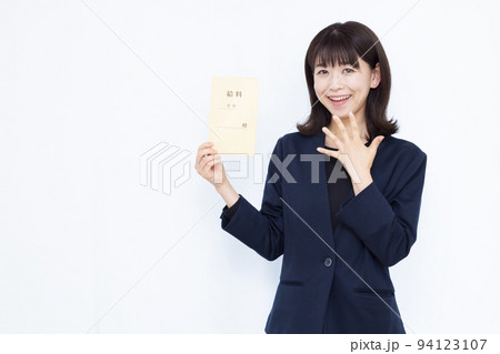 笑顔で給料袋を持ってビックリしている30代のビジネスウーマン 笑顔で給料袋を持ってビックリしている30代のビジネスウーマン 94123107