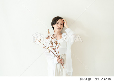 コットンフラワーを持つ女性 94123240