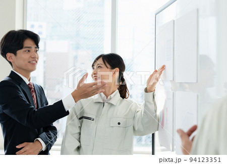 ミーティングをするビジネスマン ミーティングをするビジネスマン 94123351