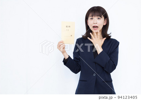 給料袋を持ってビックリしている30代のビジネスウーマン 給料袋を持ってビックリしている30代のビジネスウーマン 94123405