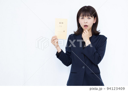 給料袋を持ってビックリしている30代のビジネスウーマン 94123409
