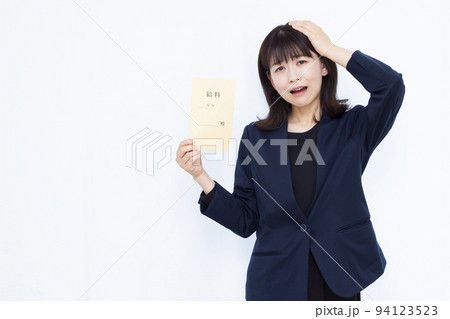 電卓を持って頭を抱えて驚く30代のビジネスウーマン 94123523