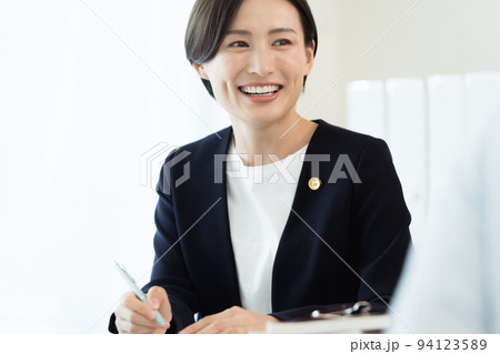 依頼者の話を聞く弁護士 94123589