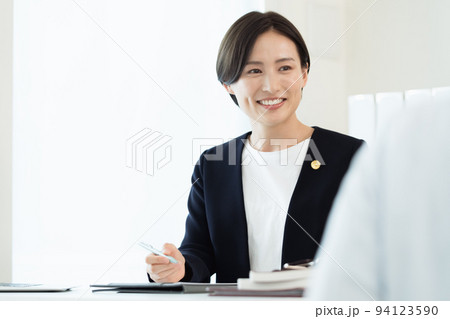 依頼者の話を聞く弁護士 94123590