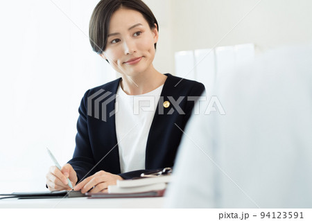 依頼者の話を聞く弁護士 94123591