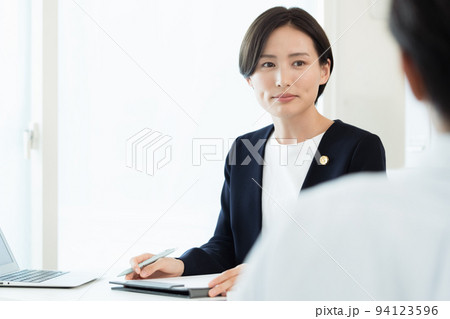 依頼者の話を聞く弁護士 94123596