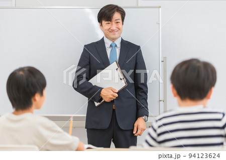 小学生・中学生に教える塾講師(学習塾・先生) 小学生・中学生に教える塾講師(学習塾・先生) 94123624