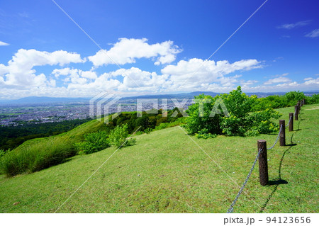 秋の爽やかな若草山山頂・奈良盆地一望のパノラマ 秋の爽やかな若草山山頂・奈良盆地一望のパノラマ 94123656
