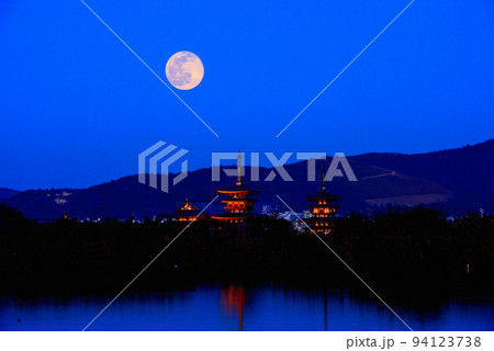 《奈良県》 世界文化遺産 薬師寺の夕景/ 94123738
