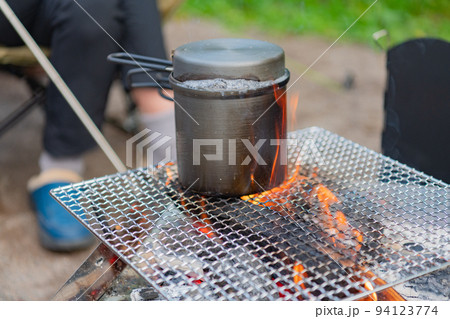 キャンプ道具 焚き火 飯ごうイメージ素材 キャンプ道具 焚き火 飯ごうイメージ素材 94123774