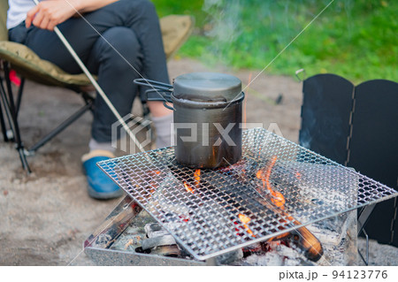 キャンプ道具 焚き火 飯ごうイメージ素材 キャンプ道具 焚き火 飯ごうイメージ素材 94123776