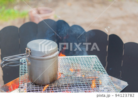 キャンプ道具 焚き火 飯ごうイメージ素材 94123782
