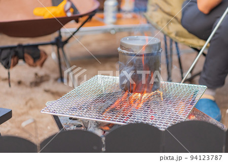 キャンプ道具 焚き火 飯ごうイメージ素材 94123787