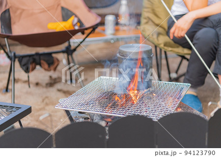 キャンプ道具 焚き火 飯ごうイメージ素材 キャンプ道具 焚き火 飯ごうイメージ素材 94123790