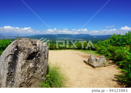 初秋快晴・爽やかな若草山山頂から広角で（鶯塚古墳背景木津川市加茂） 94123963