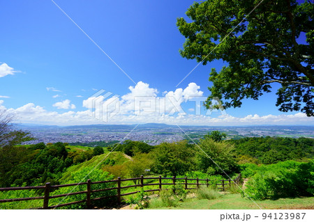 秋晴れの若草山解放感・平城京・生駒山方面 94123987