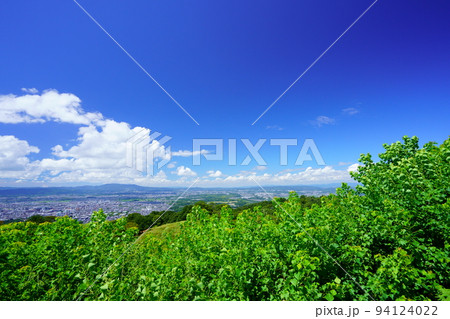 緑と青空・若草山山頂からの奈良市内 94124022