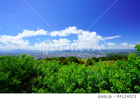 緑と青空・若草山山頂からの奈良市内パノラマ 94124023