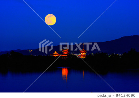 《奈良県》 世界文化遺産 薬師寺の夕景/ 《奈良県》 世界文化遺産 薬師寺の夕景/ 94124090