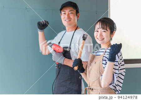 ガレージをDIY・リノベーションをする男女 94124978