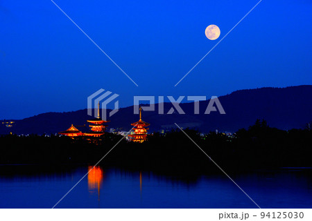 《奈良県》 世界文化遺産 薬師寺の夕景/ 《奈良県》 世界文化遺産 薬師寺の夕景/ 94125030