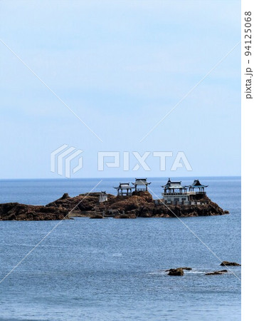 日本海に浮かぶ竜宮城を思わせる幻想的な建物と島、豊岡日和山海岸の沖にある「後ヶ島」玉手箱を開けた島 日本海に浮かぶ竜宮城を思わせる幻想的な建物と島、豊岡日和山海岸の沖にある「後ヶ島」玉手箱を開けた島 94125068
