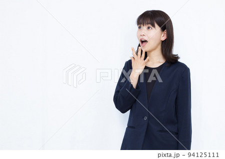笑顔でビックリしている30代のビジネスウーマン 94125111