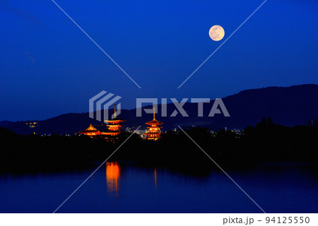 《奈良県》 世界文化遺産 薬師寺の夕景/ 《奈良県》 世界文化遺産 薬師寺の夕景/ 94125550