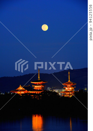 《奈良県》 世界文化遺産 薬師寺の夕景/ 《奈良県》 世界文化遺産 薬師寺の夕景/ 94125556