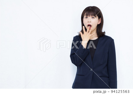 ビックリしている30代のビジネスウーマン ビックリしている30代のビジネスウーマン 94125563