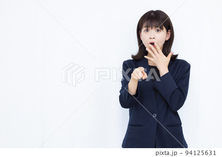 ビックリしている30代のビジネスウーマン ビックリしている30代のビジネスウーマン 94125631