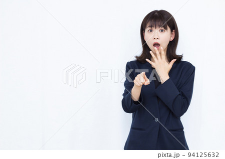 ビックリしている30代のビジネスウーマン ビックリしている30代のビジネスウーマン 94125632