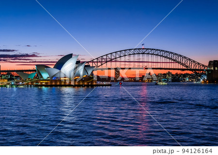 オーストラリアのシドニーで見た、オペラハウスやハーバーブリッジ周辺の夜景と、夕焼けから夜に変わる空 94126164